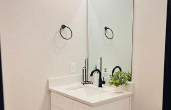 Loop, New Luxurious Large 3BR House, Sleeps 11 with Free Parking - Photo 50