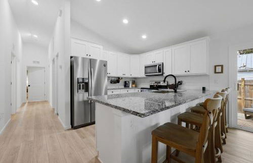 Cozy Coastal Cottage Minutes to Beach and Downtown - Foto 10