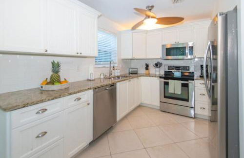 Pet-Friendly 2BR - No Pet Fees - Walk to Beach - Foto 9