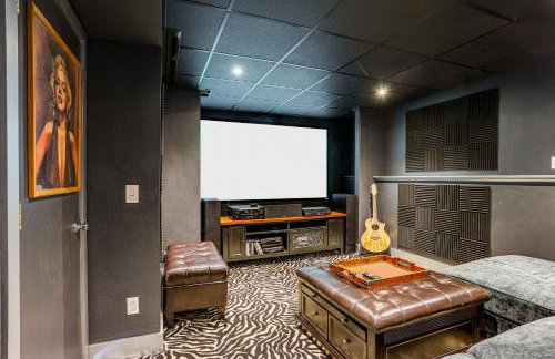 Theater Room and Fire Pit Anchorage Family Retreat - Foto 19