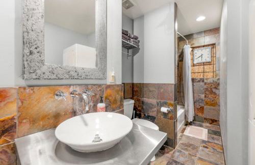 Spacious 5 Bed Retreat, Walk to Lifts and Main - Photo 21