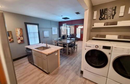 King Bed In Main Floor - Downtown Vacation Rental - Foto 38