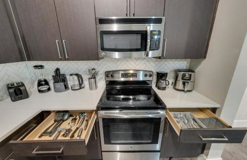 Spacious 2BRI Pool I Gym I Free Parking IWorkspace - Foto 16