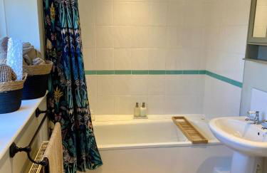 No 3, apartment in the heart of Bridport, Dorset - Photo 12