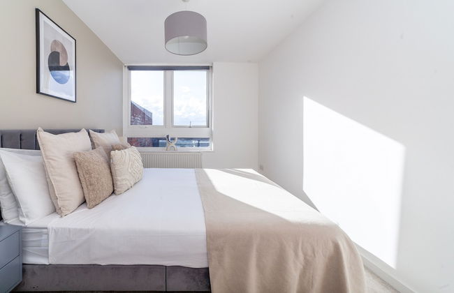 High-End 2 Bed Flat near Westfield London - Photo 7