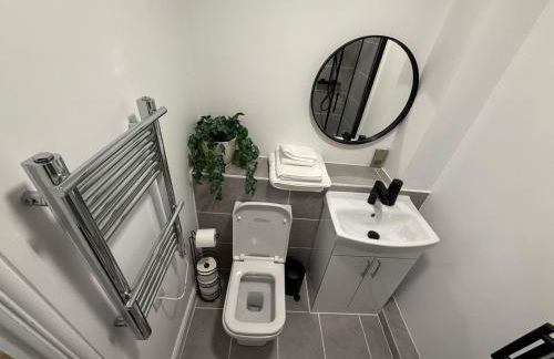 Newly Renovated Guesthouse with Free Parking - Photo 3