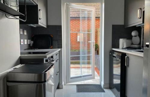 Modern 1 bedroom flat with patio garden & parking - Foto 7