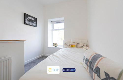 Explore Welsh Wonders, 3 Bedroom House By The One Retreats Short Lets & Serviced Accommodation Treharris - Foto 12