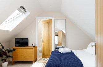 " Orchard Croft Lodge ", New Property, DOG FRIENDLY, Ideal for all Goodwood Events, 5 Minutes from Southend Barns, 9 Minutes From Sandy West Wittering Beach, 2 Bathrooms, Can Sleep 8 On Request, ' Starlink ' Wi-Fi & Sky Sports, Zip & Link Super-King beds - Foto 44