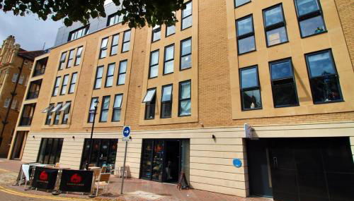 Stylish 2-Bed Apartment in the Heart of Cardiff Bay - Foto 2