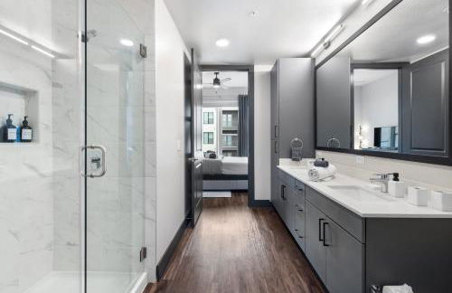 Modern Comfort North Austin with Balcony and Workspace - Foto 26