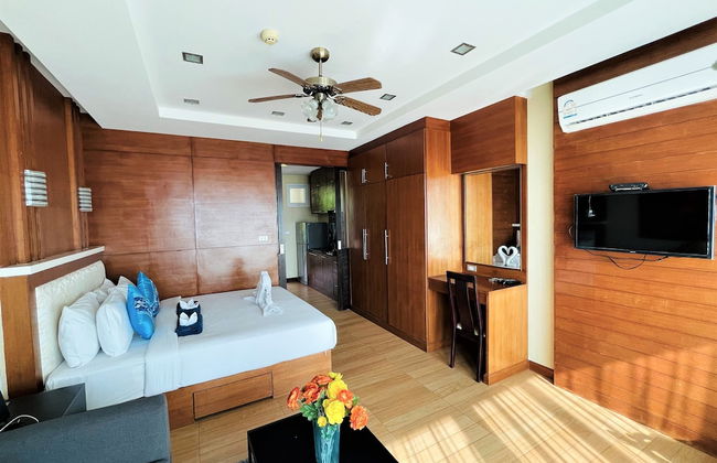 Sea and Sky Condominium by Lofty - Photo 14