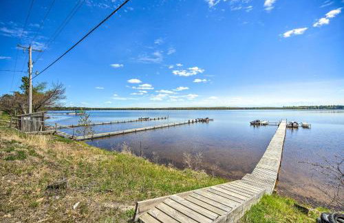 Rustic Cabin with Fire Pit, Steps to Sand Lake! - Foto 30