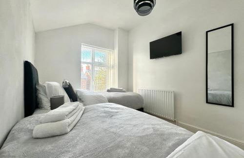 Central 4 Bed Home, FreeParking, 5TVs, Superfast WiFi - Photo 25