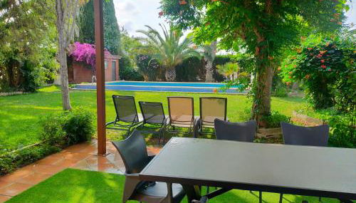 Precioso chalet próximo a Sevilla con jardín y piscina privada 8 personas Wifi gratis 2 salones 4 dormitorios 2 baños - Foto 1