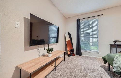 Your Chill 2B Getaway - 10min to DTWN - W/D, Pool, Prkg - Foto 30