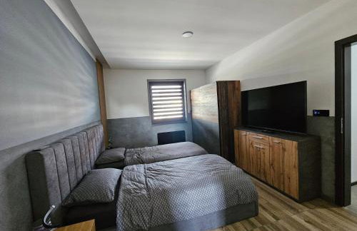 Villa Joy with Pool,Jacuzzi,E Auto Station - Foto 13