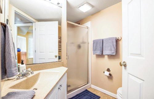 Amazing Lake Views with Pool, Loft, & Balcony - Foto 26