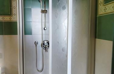 Sea View Apartment with Terrace & Free Parking - Photo 12