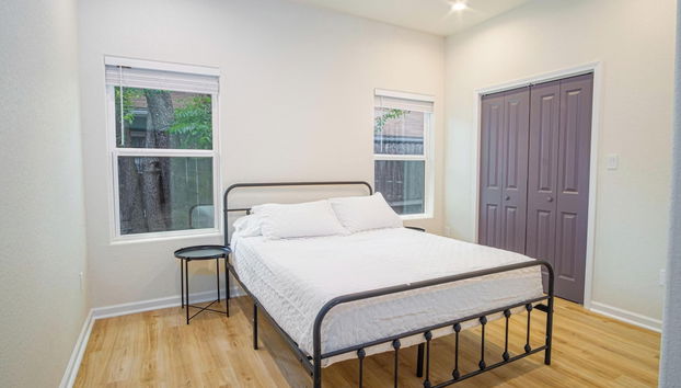 Stunning Elegance 4br/2.5 BA Near Vibrant Downtown - Foto 5, Habitación