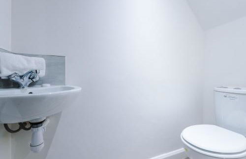 Spacious Modern Chester Home - Great Location - Photo 11