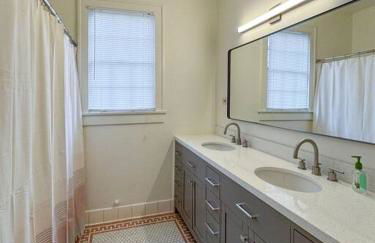 New Comfy Bungalow on Washington-Dedicated Office - Photo 11