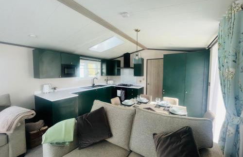 Evergreen Lodge with Hot Tub - Foto 8