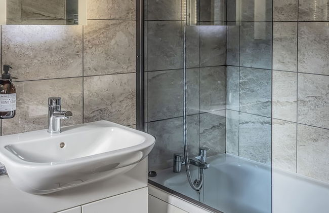 Modern 3-bed House on Tarporley High Street - Photo 18