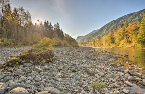 Riverfront Cabin with Hot Tub 2 Mi to Eagle Falls - Foto 29