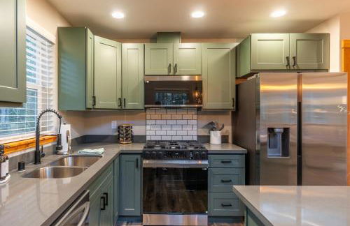 Lux Chalet with Air Hockey, Hot Tub, & Fire Place - Foto 9