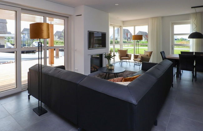 Villa by the Water With Sauna and Terrace - Foto 8