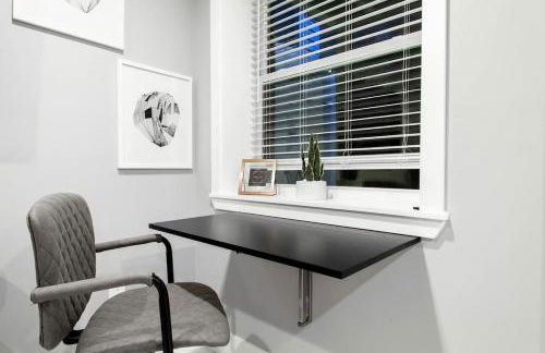 Centrally-Located Well-Decorated Solar-Powered - Foto 11