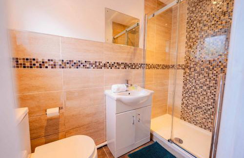 3BR 2Bath Home with Hot Tub Games Room By Stadium with Fast WiFi & Free Parking - Foto 13