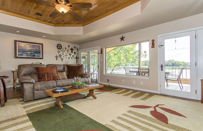 Waterfront 5 BR w/ Hot Tub Sleeps 13! - Foto 25