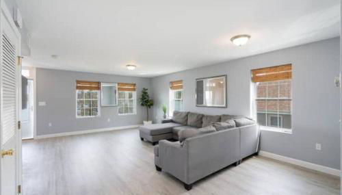 Gorgeous Waterfront 3 Bedroom, 1.5 Bathroom Unit. - Foto 3