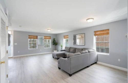 Gorgeous Waterfront 3 Bedroom, 1.5 Bathroom Unit. - Foto 3