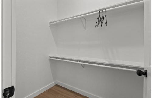 Brand New! Relax at 3br/2ba Apt. Near City Center - Foto 19