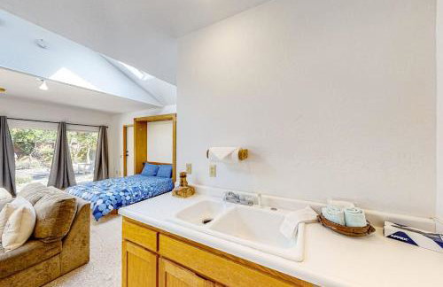 Urban Escape Compound - Photo 26