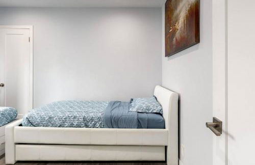 Adorable 2BR-2BA House with EV & Free Parking and Family Friendly in Los Angeles - Photo 48