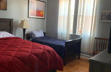 Spacious 5-BR House near Transit w Parking - Foto 15