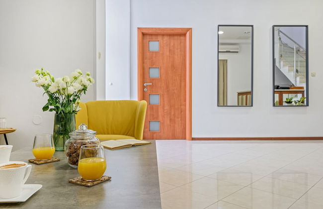 Yellow house with private parking - Photo 2