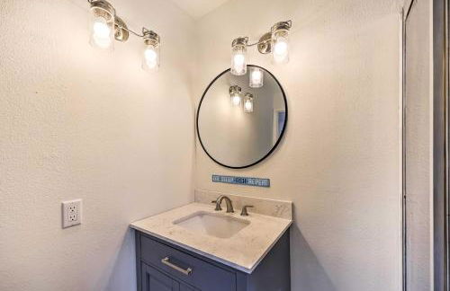 Lakefront Grove Cabin Shared Dock and Seasonal Pool - Foto 19