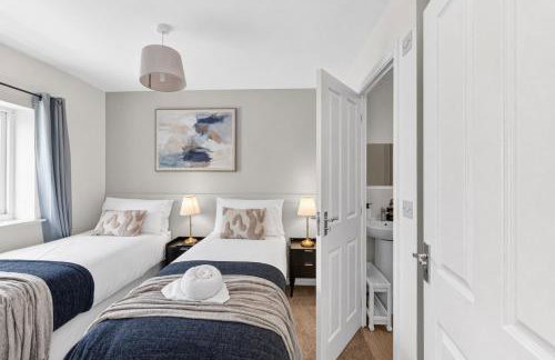 Stylish 3 Bedroom House - Excellent Location - Free Parking, Garden, Fast Wifi, Work Space and Self-Check-In by Yoko Property - Foto 6