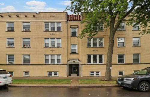 2BR Alluring Apartment with Laundry - Cullom D3 - Photo 16