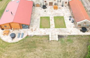 The Oak & The Log Cabin, Sleeps 10, 2 Hot Tubs Near Durham City & Bishop Auckland - Foto 1