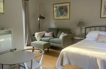 Peaceful Garden Retreat in Tunbridge Wells - Photo 4
