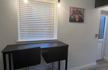 Stylish 2Bed Ground Floor Flat with Private Garden - Photo 7