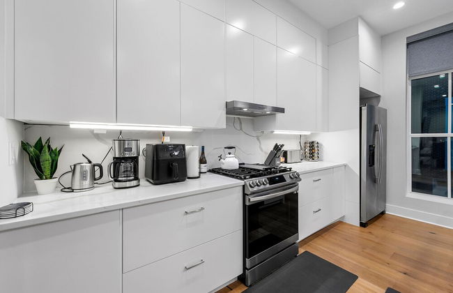 Stylish Midtown Home w Rooftop Views by Silverx - Foto 10