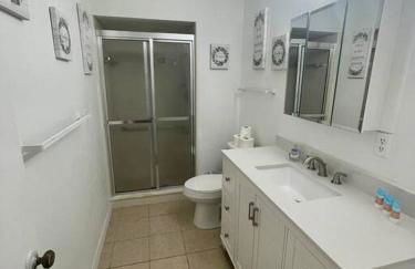 Lakefront Duplex with Pontoon Boat 2 Bedroom Home - Foto 6