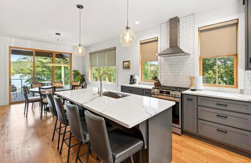 Dockside of the Moon - Photo 3